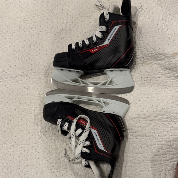 Excellent condition-CCM Black and Gray Ice Hockey Skates - Picture 2 of 4